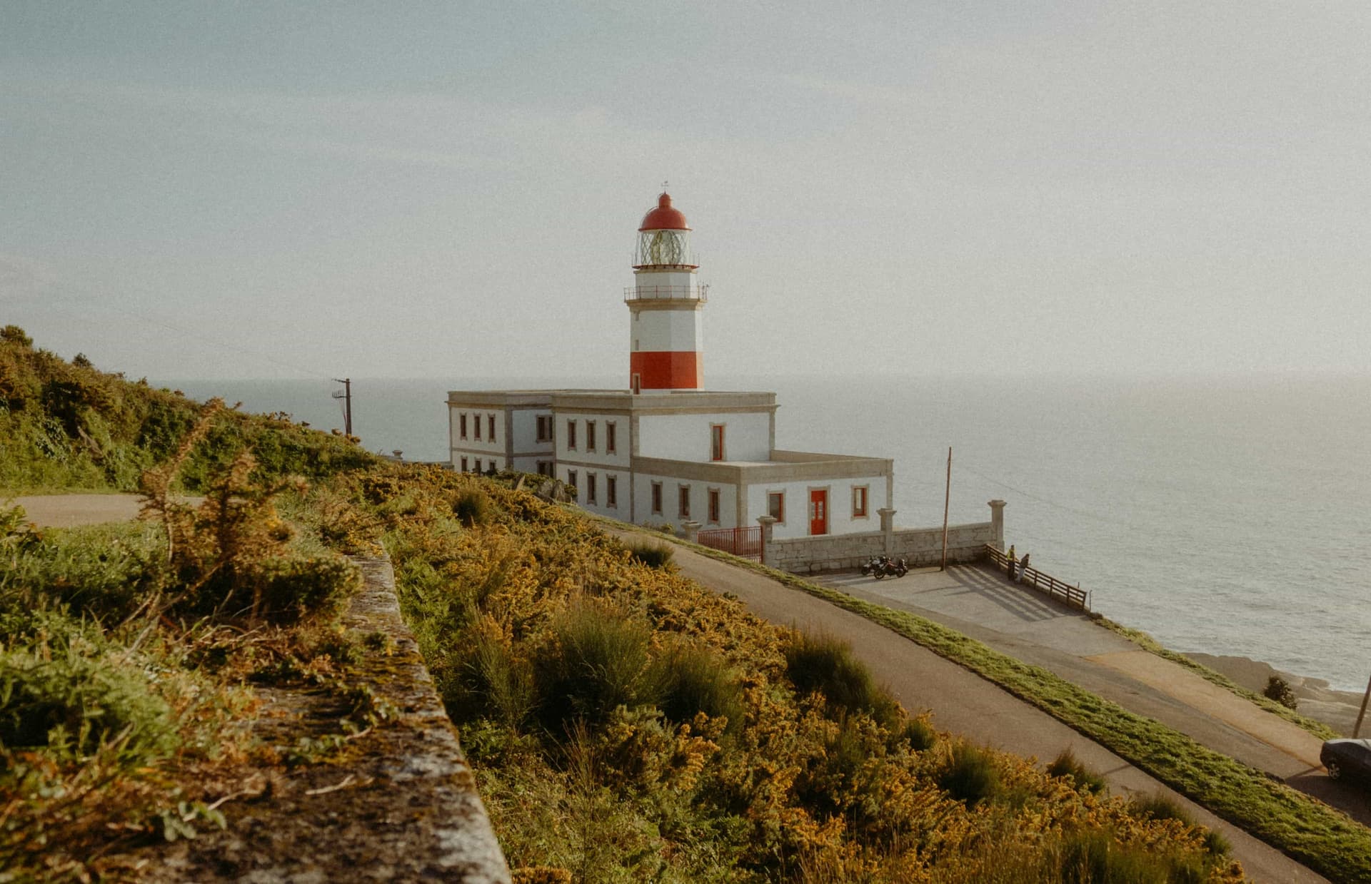 El faro de Cabo Silleiro uno de los mejores lugares para contemplar el atardecer en el Atlántico